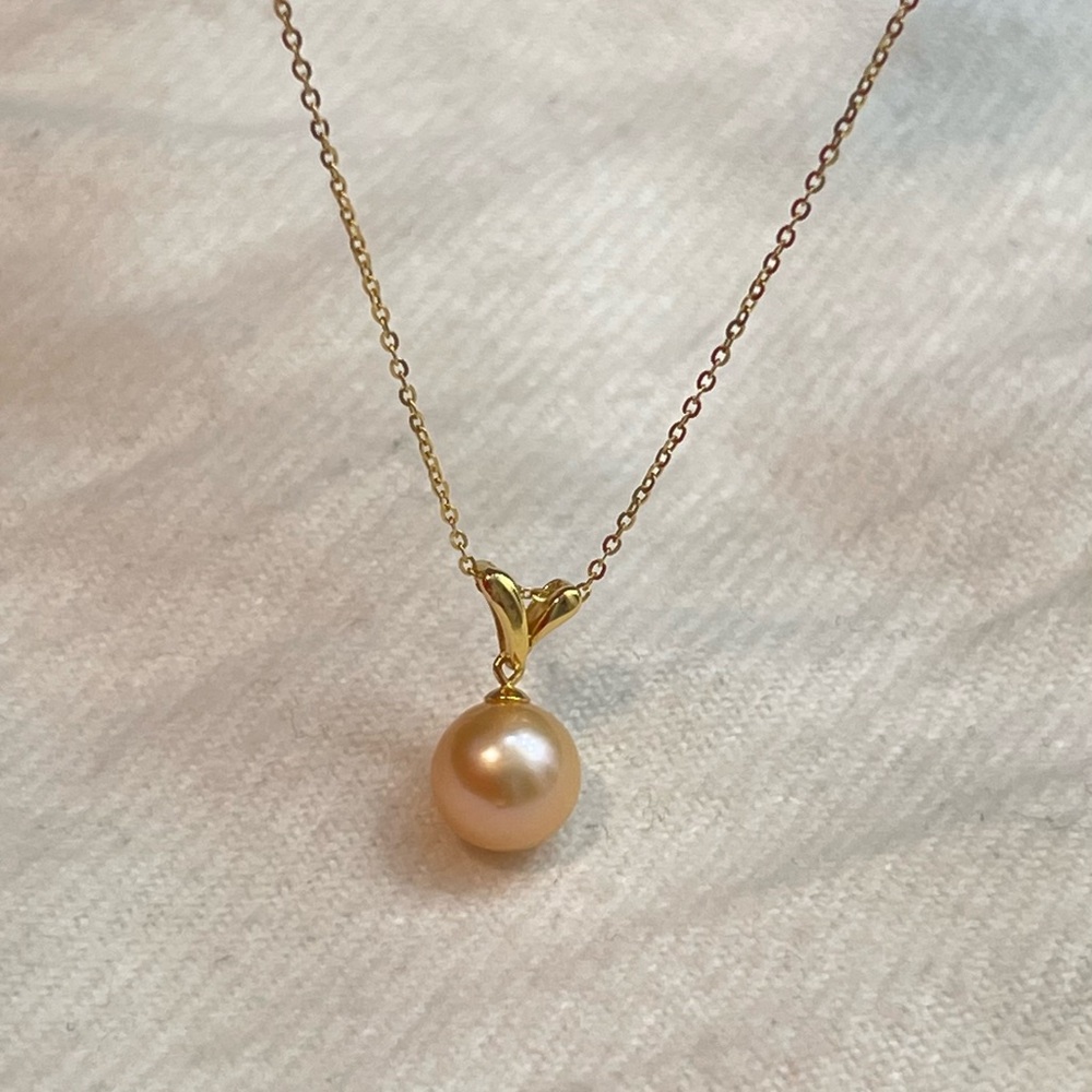 Pearl peachy color with necklace